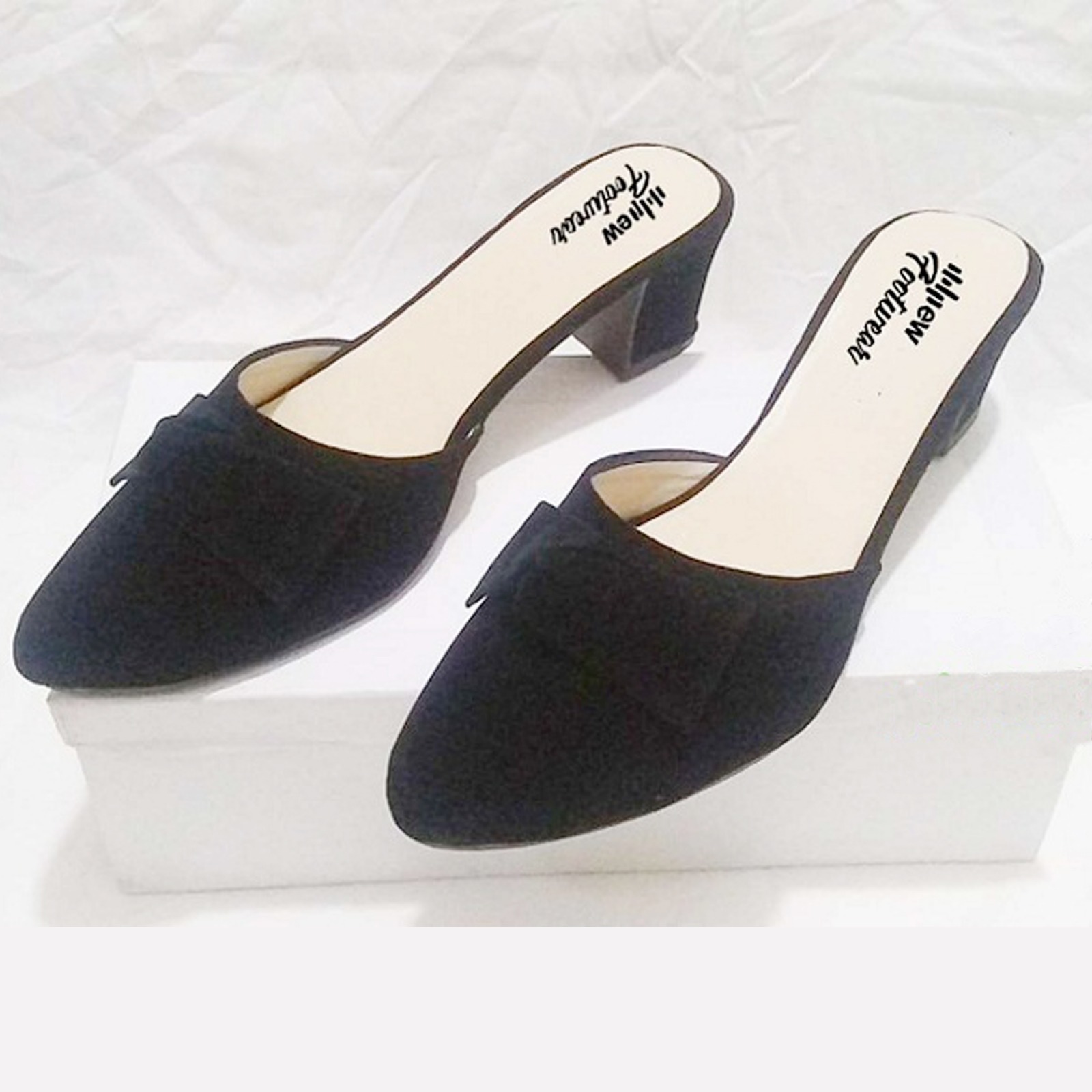 62e558311912a04f78fc33860989baf2.jpeg Women’s velvet heel pumps with tie knot detail side view