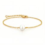 18K gold plated stainless steel bracelet with imitation pearl close-up