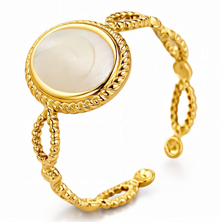 Adjustable 18K gold plated stainless steel ring with nacre detail