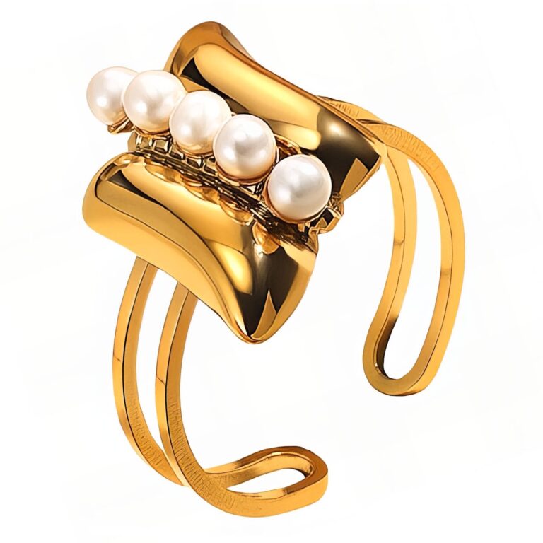Adjustable 18K gold plated stainless steel ring with pearl imitation close-up