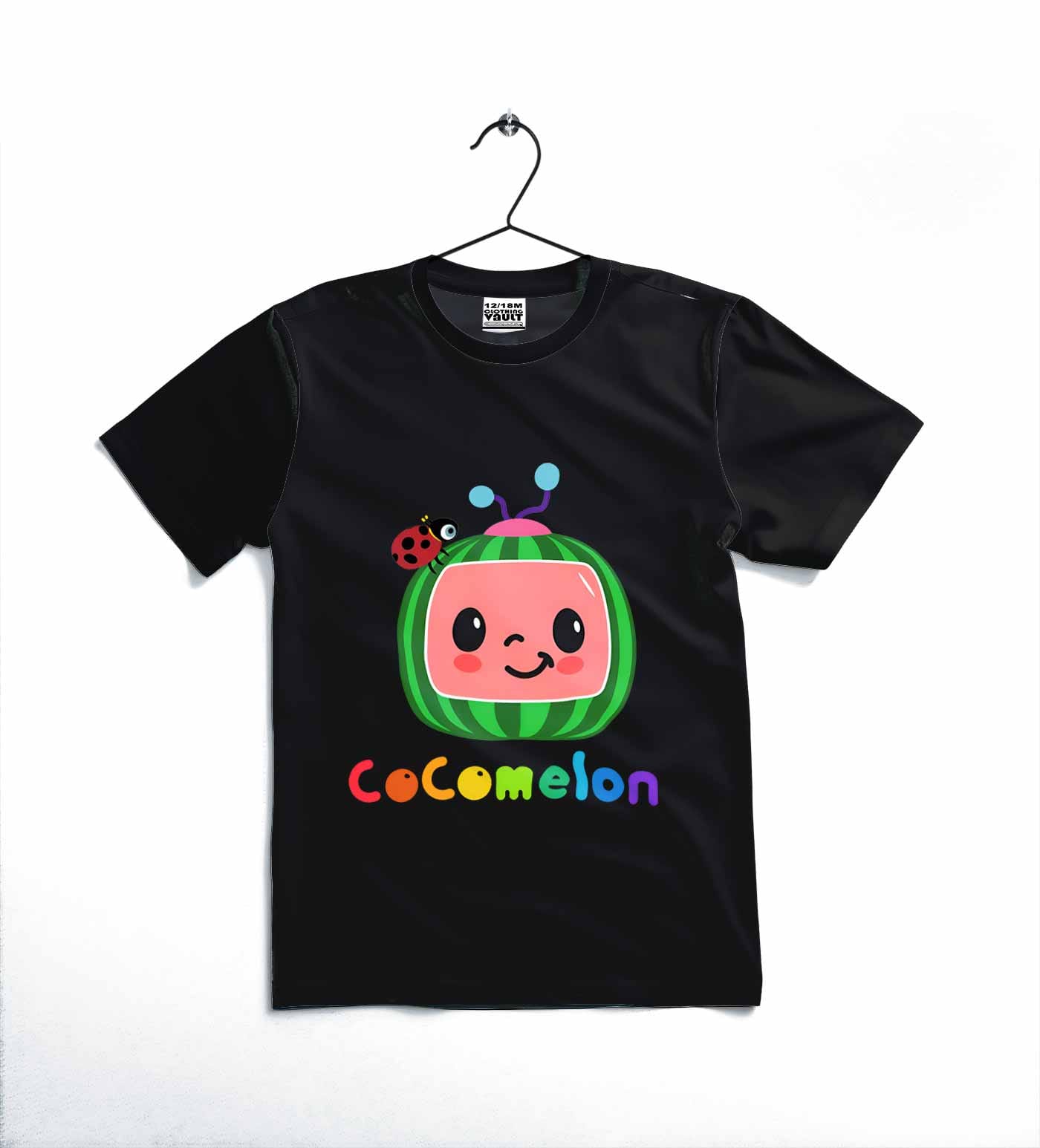 9438e0e480e854a6f0cefca10d955dad.jpeg Front view of COCOMELON printed kids cotton jersey T-shirt