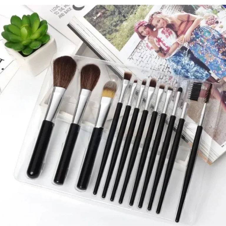 Huada Beauty 12-piece makeup brush set with ergonomic black handles