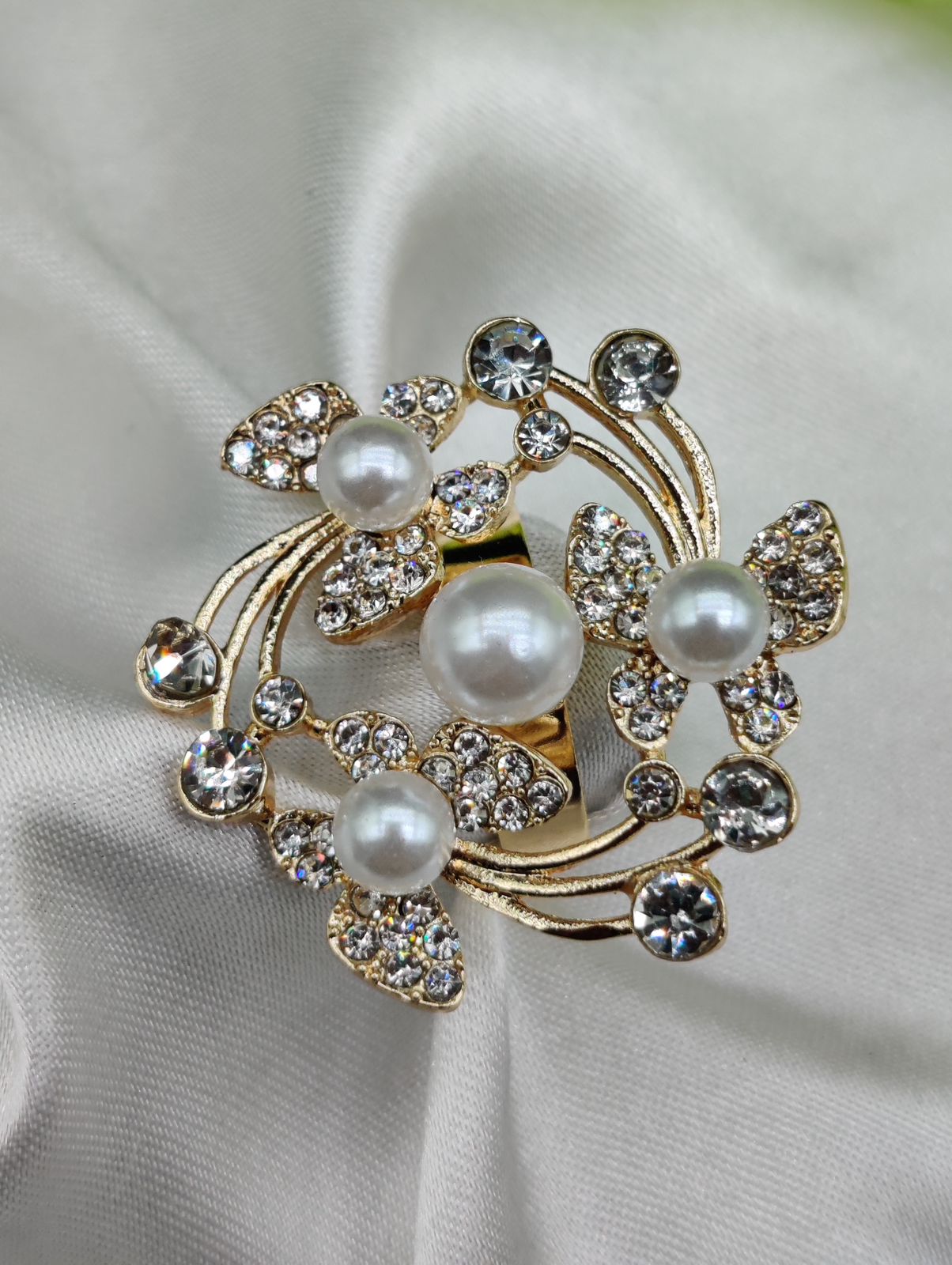 WhatsApp-Image-2025-02-05-at-3.04.07-AM-1.jpeg Imported exquisite floral pearl ring with crystals close-up