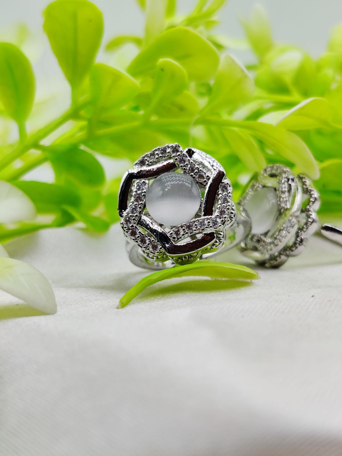 WhatsApp-Image-2025-02-05-at-3.39.54-AM.jpeg Imported dual-tone floral gemstone ring gold tone close-up