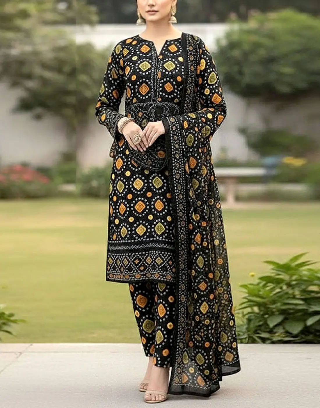 a73f14e1dfe2e2872c99bd5e18cd9908.webp Digital Chunri print embroidered lawn 3-piece suit front view