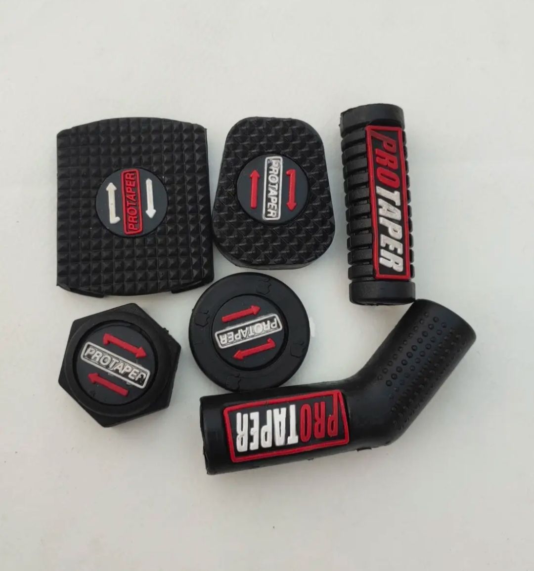 c2e841ed4d6891e90ce331a17e4bb65f.jpg 6 piece rubber set for 70cc and CG 125 motorcycles laid out