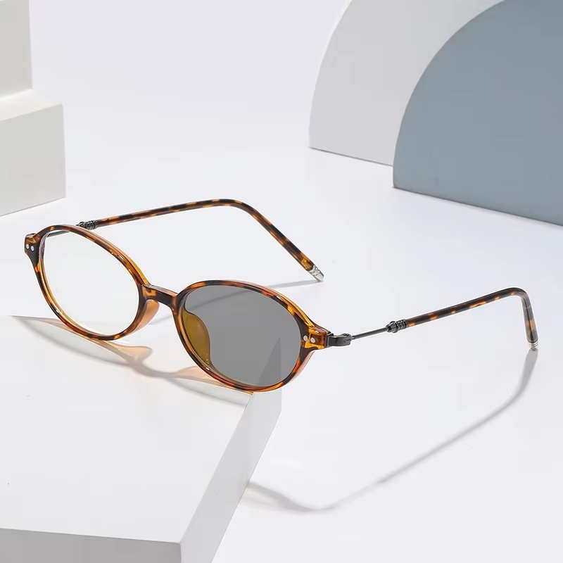 Retro Oval Photochromic Anti-Blue Light Myopia Glasses